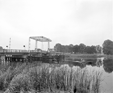 858992 Gezicht op de brug over de Vecht te Uitermeer (gemeente Weesp, provincie Noord-Holland).N.B. De brug is in 2018 ...